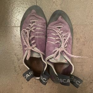 Scarps Helix climbing shoes. Women’s 7.5. Worn only a handful on times.